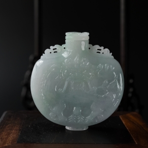 糯种浅绿翡翠鼻烟壶