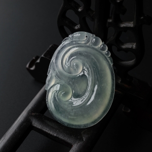 冰糯种浅绿翡翠如意吊坠
