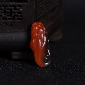 俏色南红瑞兽吊坠