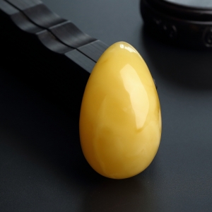 满蜜鸡油黄蜜蜡水滴吊坠