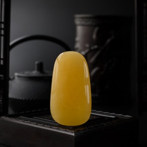 满蜜鸡油黄蜜蜡随形吊坠