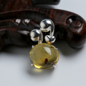 银镶琥珀吊坠