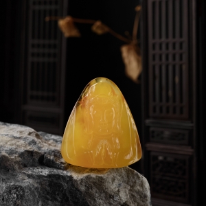 鸡油黄蜜蜡观音吊坠