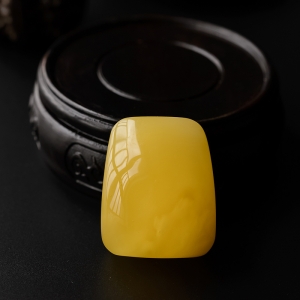 满蜜鸡油黄蜜蜡无事牌吊坠