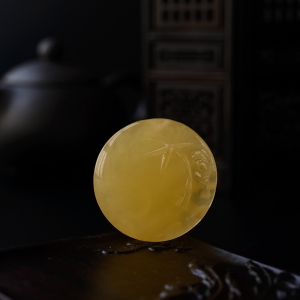 鸡油黄蜜蜡平安扣吊坠