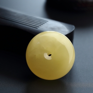 满蜜柠檬黄蜜蜡平安扣吊坠