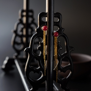 18K金镶沙丁红珊瑚耳钉