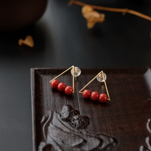 18K金镶沙丁红珊瑚三角形耳环