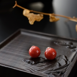 18K金镶沙丁红珊瑚耳钉