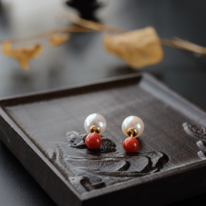 18K金镶沙丁红珊瑚耳钉