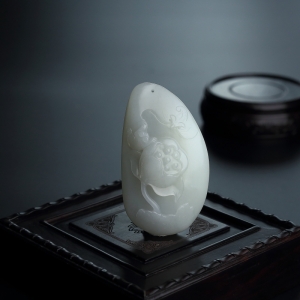 和田玉籽料莲花吊坠