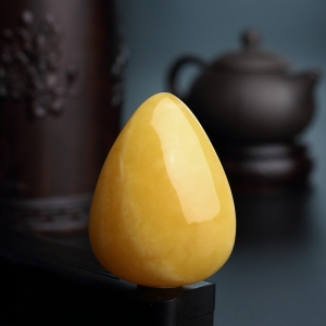 满蜜鸡油黄蜜蜡随形吊坠