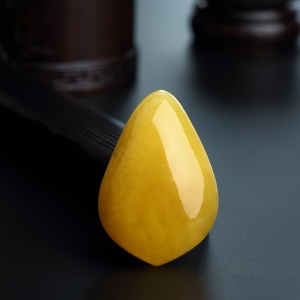 满蜜糖色蜜蜡随形吊坠