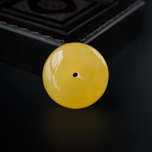 满蜜鸡油黄蜜蜡平安扣吊坠