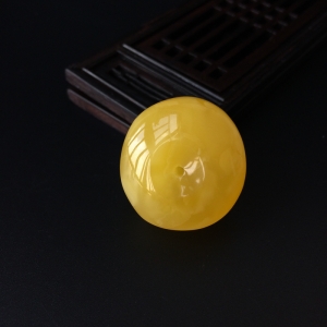 鸡油黄蜜蜡平安扣吊坠