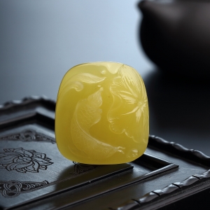 鸡油黄蜜蜡年年有余吊坠