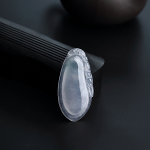 冰糯种飘花翡翠福瓜吊坠