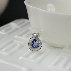 18k金镶蓝宝石吊坠