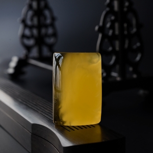 鸡油黄金包蜜方牌吊坠