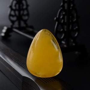 金包蜜鸡油黄蜜蜡随形吊坠