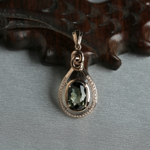 绿色碧玺吊坠