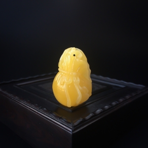 满蜜鸡油黄蜜蜡钱袋吊坠