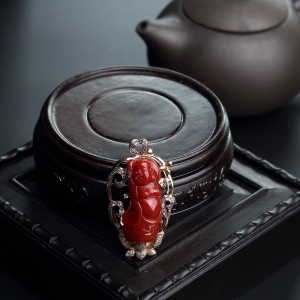 18k金镶阿卡珊瑚佛吊坠