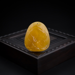 鸡油黄蜜蜡鱼吊坠