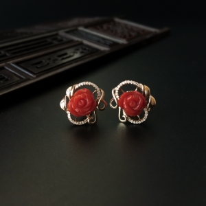 18K金镶钻沙丁红珊瑚玫瑰花耳钉