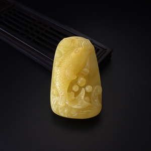 鸡油黄蜜蜡鱼吊坠