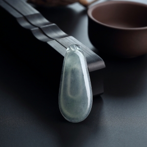 冰糯种浅绿翡翠福瓜吊坠
