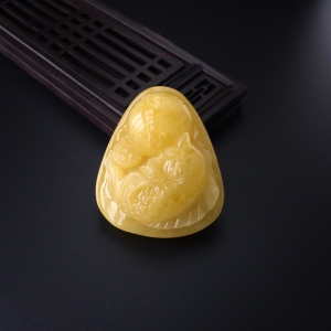 鸡油黄蜜蜡鱼吊坠