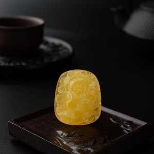 鸡油黄蜜蜡牡丹花吊坠