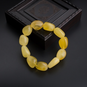 鸡油黄蜜蜡随形手串