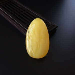 鸡油黄蜜蜡随形吊坠