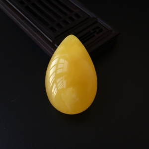 鸡油黄蜜蜡水滴吊坠