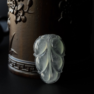 冰种淡绿翡翠叶子吊坠