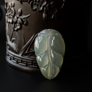 冰糯种翡翠叶子吊坠
