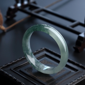 57.5#糯种飘花绿翡翠手镯