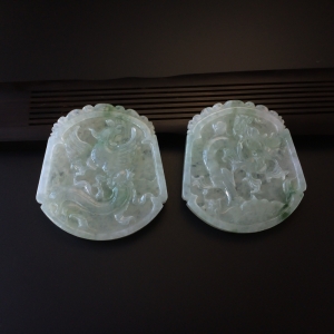 糯种浅绿翡翠龙凤吊坠