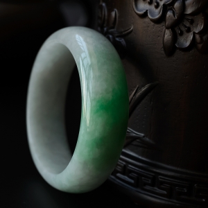 53#糯种飘绿翡翠手镯