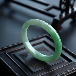 52.5#糯种浅绿翡翠手镯