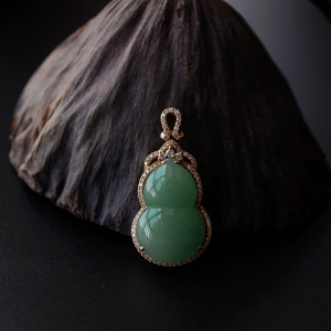 18K金镶糯种苹果绿翡翠葫芦吊坠