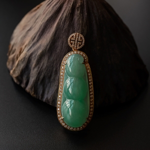 18K金镶糯种苹果绿翡翠福豆吊坠