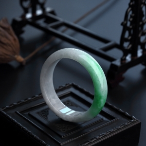 56#糯种飘绿翡翠手镯