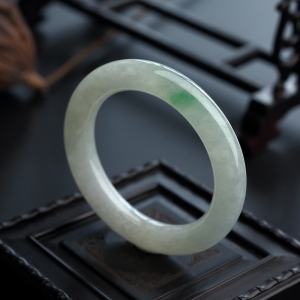 58#糯种飘绿翡翠手镯