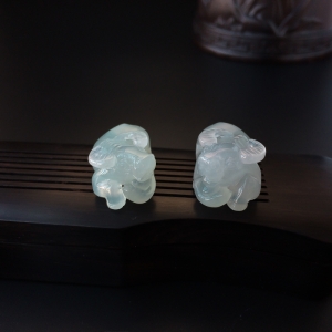 糯种淡绿翡翠牛吊坠