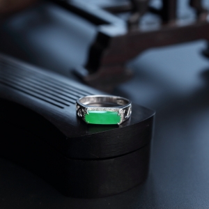 18K金镶糯种苹果绿翡翠戒指