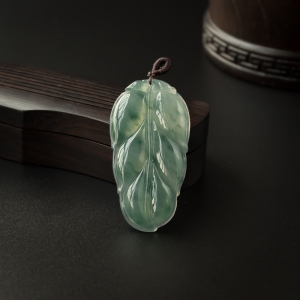 糯种飘花翡翠叶子吊坠