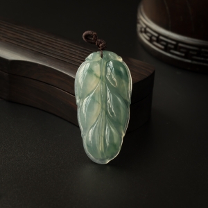 糯种飘花翡翠叶子吊坠